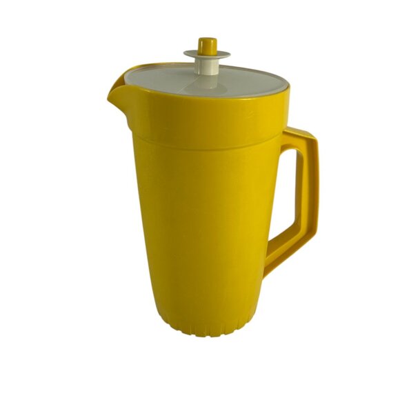Vintage Tupperware Harvest Gold Yellow 2 Quart Pitcher White Push Button Lid - Picture 1 of 12